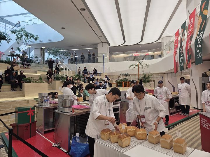 [서울=뉴시스] 농림축산식품부와 한국농수산식품유통공사(aT)는 10일 서울 코엑스에서 열린 '르빵(Le Pain) 챔피언십'에서 '우리밀 뺑드미' 부문 시상식을 개최했다고 11일 밝혔다. (사진 = aT 제공) 2025.11.11. *재판매 및 DB 금지