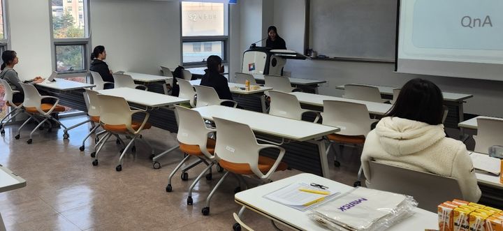 [대전=뉴시스] 11일 국립한밭대 국제교육관에서 열린 대전시산하공공기관 합동채용설명회 모습. 2025.11.11. photo@newsis.com *재판매 및 DB 금지