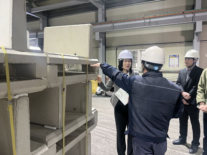 [대구=뉴시스] 대구지방조달청은 경북 경주시 소재 신주를 방문해 생산현장을 둘러보고 기업의 애로사항과 건의사항을 청취하는 등 현장 소통에 나섰다. (사진 = 대구지방조달청 제공) 2025.11.11. photo@newsis.com *재판매 및 DB 금지