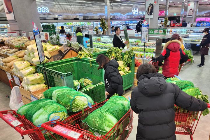 [서울=뉴시스] 롯데마트와 슈퍼가 일주일간 '슈퍼 세이브 김장위크'를 진행한다고 12일 밝혔다. (사진=롯데마트 제공) *재판매 및 DB 금지