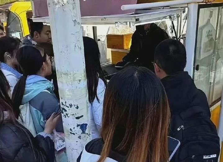 [뉴시스] 딸의 대학 앞에서 노점 일을 시작한 리빙디의 아버지. (사진='Douyin' 캡처) *재판매 및 DB금지 *재판매 및 DB 금지