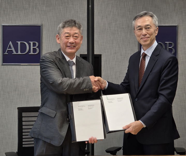 [세종=뉴시스]11일 필리핀 마닐라에서 개최된 한국에너지공단-아시아개발은행 간 업무 협약 체결식에서 박병춘 한국에너지공단 부이사장(왼쪽)과 아시아개발은행 Hideaki Iwasaki 에너지 및 수송 부문 국장(오른쪽)이 기념촬영을 하고 있다.(사진=에너지공단 제공) *재판매 및 DB 금지