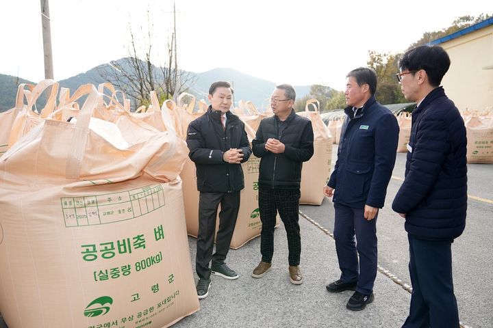 [고령=뉴시스] 건조벼 매입. (사진=고령군 제공) 2025.11.11 photo@newsis.com *재판매 및 DB 금지