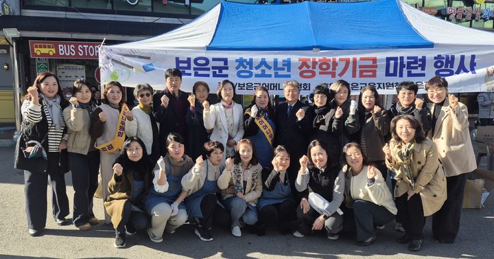 [보은=뉴시스] 11일 충북 보은교육지원청 직원들과 보은군 어머니후원회 회원들이 보은읍 한양병원 사거리에서 손수 만든 가래떡을 주민들에게 팔아 지역인재 장학기금 을 조성하는 '가래떡데이 행사'를 벌이고 있다. (사진=보은교육지원청 제공) 2025.11.11. photo@newsis.com *재판매 및 DB 금지