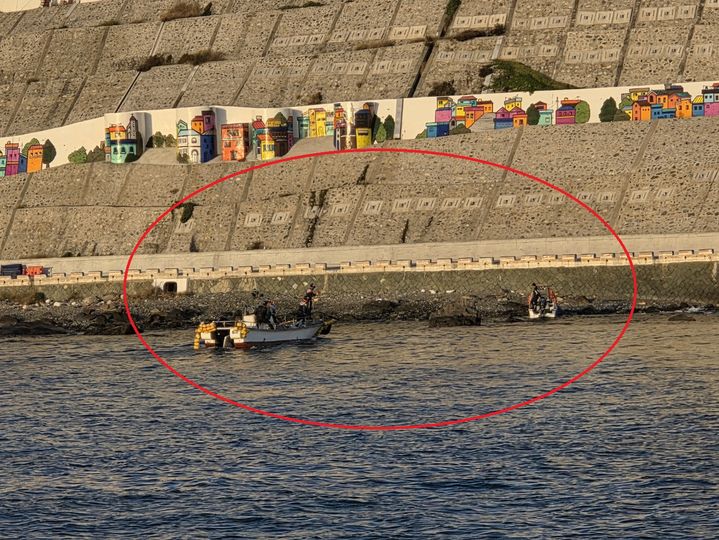 [부산=뉴시스] 11일 오후 부산 영도구 흰여울문화마을 앞 해상에서 모터보트 A(0.87t)호가 갯바위에 좌초됐다는 신고가 접수돼 부산해경이 구조 작업에 나섰다. (사진=부산해양경찰서 제공) 2025.11.11. photo@newsis.com *재판매 및 DB 금지