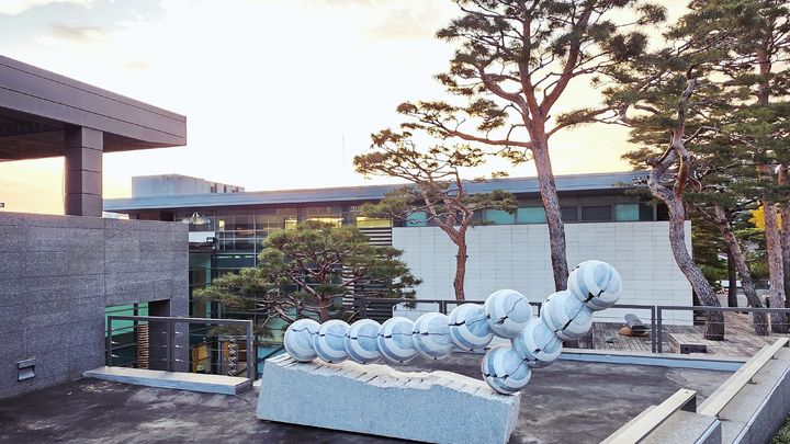  [사진=박현주 미술전문기자]가나아트센터 야외에 설치된 박은선 대리석 조각.  *재판매 및 DB 금지