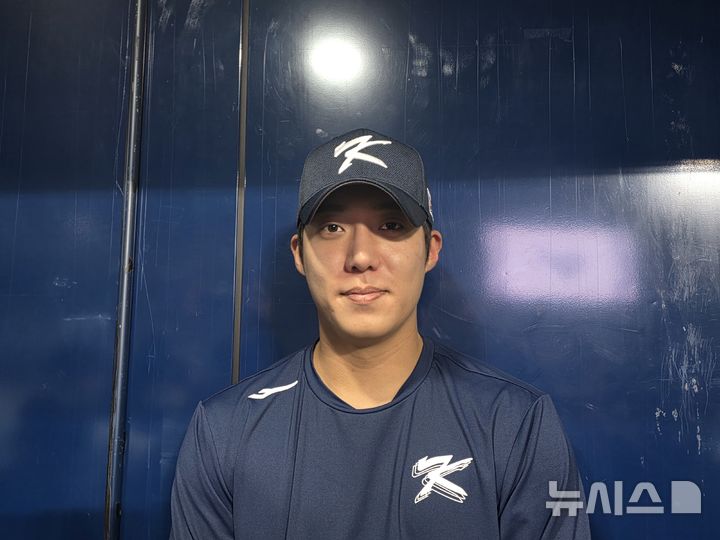 [서울=뉴시스] 김희준 기자 = 삼성 라이온즈의 원태인이 11일 고척스카이돔에서 공식 훈련을 마친 뒤 인터뷰를 하고 있다. 2025.11.11 jinxijun@newsis.com