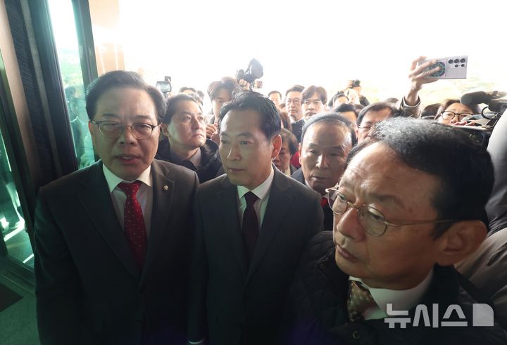[서울=뉴시스] 홍효식 기자 = 국민의힘 장동혁 대표와 송언석 원내대표 및 의원들이 11일 오전 서울 서초구 대검찰청 앞에서 검찰의 대장동 개발 비리사건 항소 포기 관련 긴급 현장 규탄대회를 마친 뒤 항의 방문하고 있다. 2025.11.11. yesphoto@newsis.com