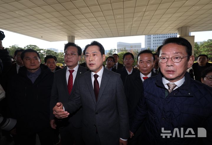 [서울=뉴시스] 홍효식 기자 = 국민의힘 장동혁 대표와 송언석 원내대표 및 의원들이 11일 오전 서울 서초구 대검찰청 앞에서 검찰의 대장동 개발 비리사건 항소 포기 관련 긴급 현장 규탄대회를 마친 뒤 항의 방문하고 있다. 2025.11.11. yesphoto@newsis.com