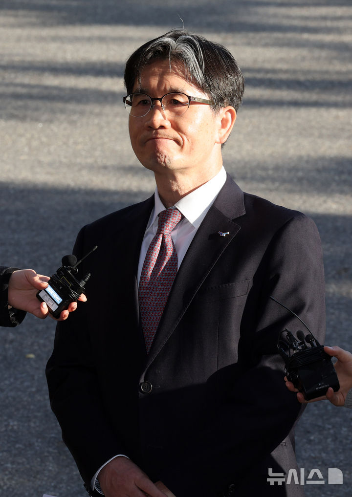 [과천=뉴시스] 배훈식 기자 = 오동운 고위공직자범죄수사처장이 11일 오전 경기 과천시 정부과천종합청사 공수처 사무실 출근길에 취재진의 질문을 들으며 입을 굳게 다물고 있다. 2025.11.11. dahora83@newsis.com