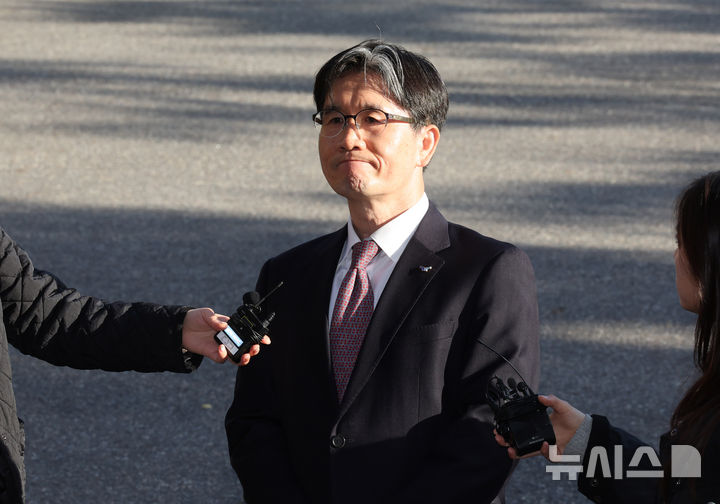 [과천=뉴시스] 배훈식 기자 = 오동운 고위공직자범죄수사처장이 11일 오전 경기 과천시 정부과천종합청사 공수처 사무실 출근길에 취재진의 질문을 들으며 입을 굳게 다물고 있다. 2025.11.11. dahora83@newsis.com