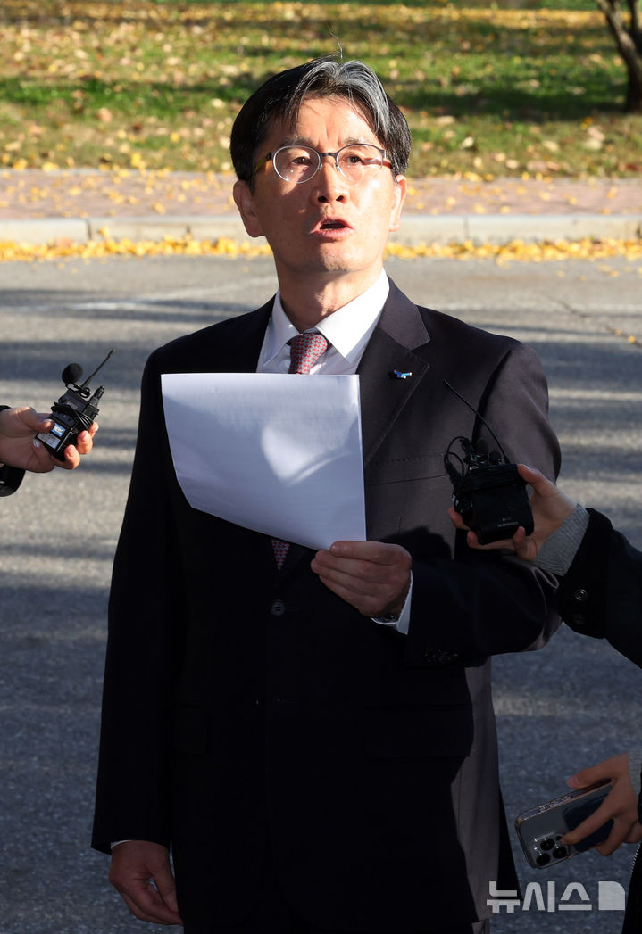 [과천=뉴시스] 배훈식 기자 = 오동운 고위공직자범죄수사처장이 11일 오전 경기 과천시 정부과천종합청사 공수처 사무실로 출근하며 취재진의 질문에 답하고 있다. 2025.11.11. dahora83@newsis.com