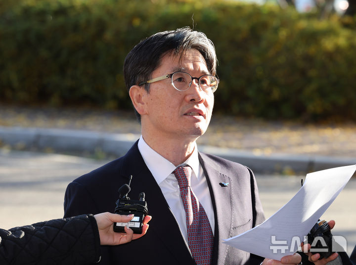 [과천=뉴시스] 배훈식 기자 = 오동운 고위공직자범죄수사처장이 11일 오전 경기 과천시 정부과천종합청사 공수처 사무실로 출근하며 취재진의 질문에 답하고 있다. 2025.11.11. dahora83@newsis.com