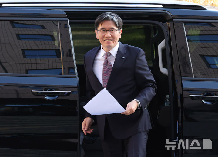 [과천=뉴시스] 배훈식 기자 = 오동운 고위공직자범죄수사처장이 11일 오전 경기 과천시 정부과천종합청사 공수처 사무실로 출근하고 있다. 2025.11.11. dahora83@newsis.com