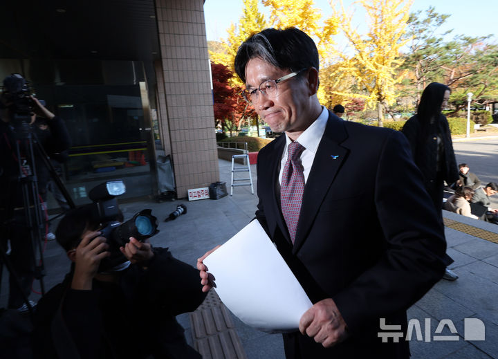 [과천=뉴시스] 배훈식 기자 = 오동운 고위공직자범죄수사처장이 11일 오전 경기 과천시 정부과천종합청사 공수처 사무실로 출근하고 있다. 2025.11.11. dahora83@newsis.com