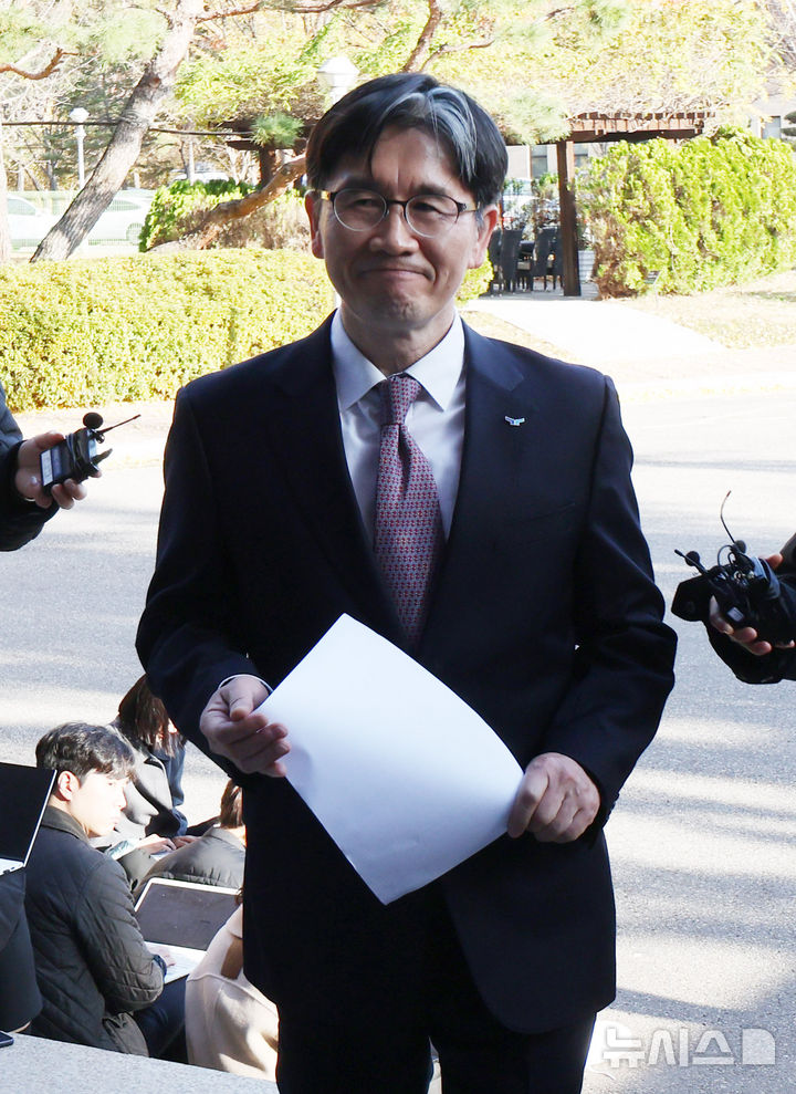 [과천=뉴시스] 배훈식 기자 = 오동운 고위공직자범죄수사처장이 11일 오전 경기 과천시 정부과천종합청사 공수처 사무실로 출근하고 있다. 2025.11.11. dahora83@newsis.com