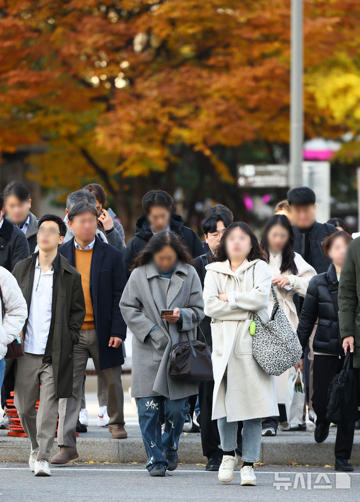 [서울=뉴시스] 황준선 기자 = 북쪽에서 몰려온 찬 공기 영향으로 아침 기온이 4~7도가량 떨어진 11일 오전 서울 종로구 세종대로 사거리에서 두꺼운 외투를 입은 시민들이 발걸음을 재촉하고 있다. 2025.11.11. hwang@newsis.com