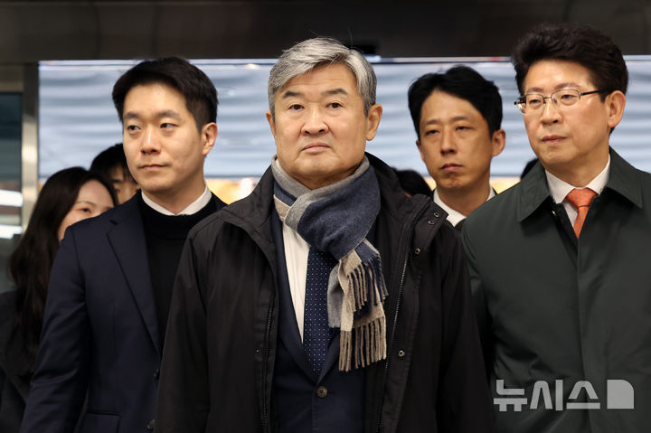 [서울=뉴시스] 조성우 기자 = 조태용 전 국가정보원장이 11일 오전 서울 서초구 서울중앙지방법원에서 열린 구속 전 피의자 심문(영장실질심사)에 출석하고 있다. 조 전 원장은 국가정보원법상 정치 관여 금지 위반, 직무 유기, 위증, 증거인멸, 허위 공문서 작성 및 허위 작성 공문서 행사, 국회에서의 증언·감정 등에 관한 법률 위반 등 혐의를 받는다. 2025.11.11. xconfind@newsis.com