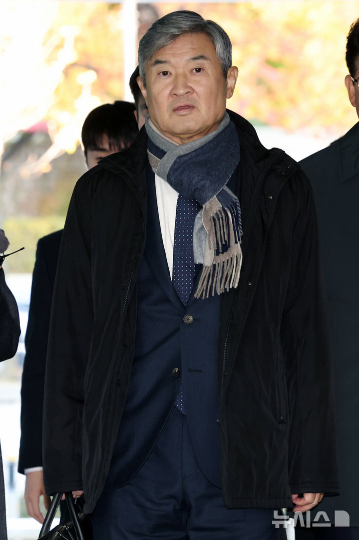 [서울=뉴시스] 조성우 기자 = 조태용 전 국가정보원장이 11일 오전 서울 서초구 서울중앙지방법원에서 열린 구속 전 피의자 심문(영장실질심사)에 출석하고 있다. 조 전 원장은 국가정보원법상 정치 관여 금지 위반, 직무 유기, 위증, 증거인멸, 허위 공문서 작성 및 허위 작성 공문서 행사, 국회에서의 증언·감정 등에 관한 법률 위반 등 혐의를 받는다. 2025.11.11. xconfind@newsis.com