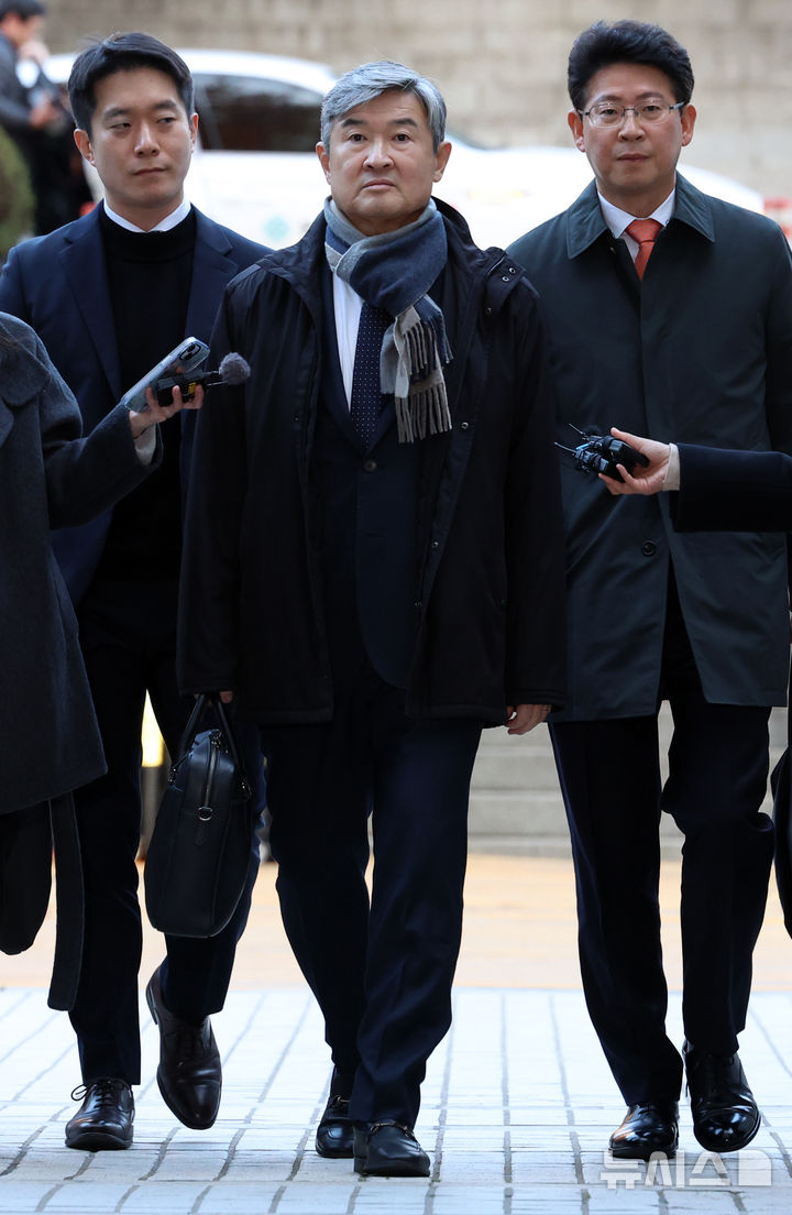 [서울=뉴시스] 조성우 기자 = 조태용 전 국가정보원장이 11일 오전 서울 서초구 서울중앙지방법원에서 열린 구속 전 피의자 심문(영장실질심사)에 출석하고 있다.조 전 원장은 국가정보원법상 정치 관여 금지 위반, 직무 유기, 위증, 증거인멸, 허위 공문서 작성 및 허위 작성 공문서 행사, 국회에서의 증언·감정 등에 관한 법률 위반 등 혐의를 받는다. 2025.11.11. xconfind@newsis.com