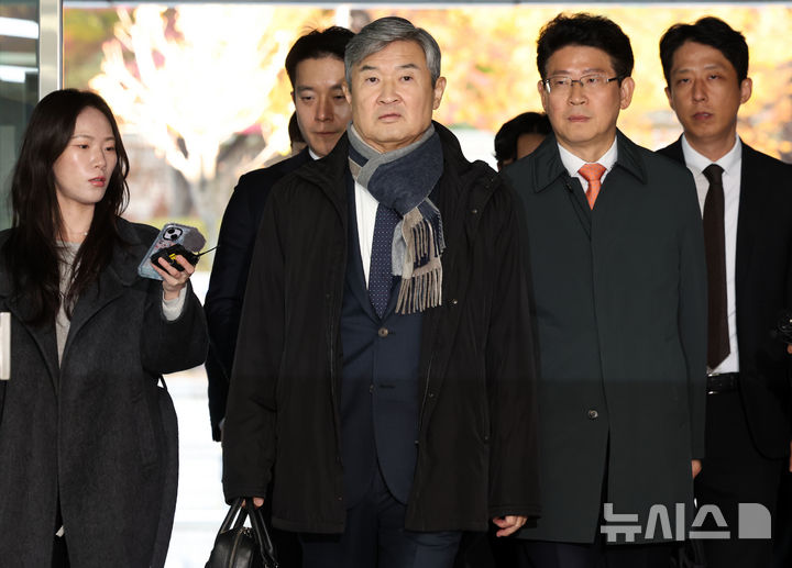 [서울=뉴시스] 조성우 기자 = 조태용 전 국가정보원장이 11일 오전 서울 서초구 서울중앙지방법원에서 열린 구속 전 피의자 심문(영장실질심사)에 출석하고 있다. 조 전 원장은 국가정보원법상 정치 관여 금지 위반, 직무 유기, 위증, 증거인멸, 허위 공문서 작성 및 허위 작성 공문서 행사, 국회에서의 증언·감정 등에 관한 법률 위반 등 혐의를 받는다. 2025.11.11. xconfind@newsis.com