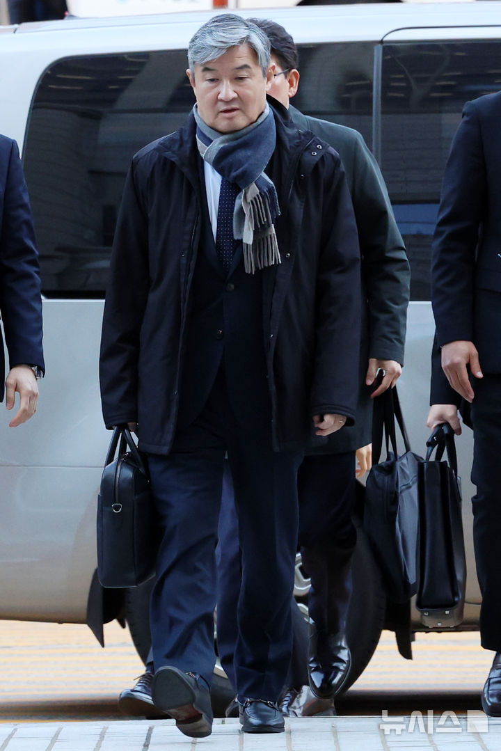 [서울=뉴시스] 조성우 기자 = 조태용 전 국가정보원장이 11일 오전 서울 서초구 서울중앙지방법원에서 열린 구속 전 피의자 심문(영장실질심사)에 출석하고 있다.조 전 원장은 국가정보원법상 정치 관여 금지 위반, 직무 유기, 위증, 증거인멸, 허위 공문서 작성 및 허위 작성 공문서 행사, 국회에서의 증언·감정 등에 관한 법률 위반 등 혐의를 받는다. 2025.11.11. xconfind@newsis.com
