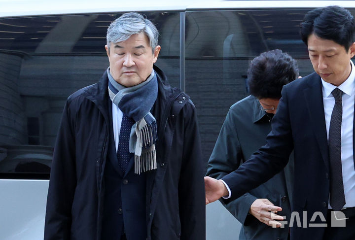 [서울=뉴시스] 조성우 기자 = 조태용 전 국가정보원장이 11일 오전 서울 서초구 서울중앙지방법원에서 열린 구속 전 피의자 심문(영장실질심사)에 출석하고 있다. 조 전 원장은 국가정보원법상 정치 관여 금지 위반, 직무 유기, 위증, 증거인멸, 허위 공문서 작성 및 허위 작성 공문서 행사, 국회에서의 증언·감정 등에 관한 법률 위반 등 혐의를 받는다. 2025.11.11. xconfind@newsis.com