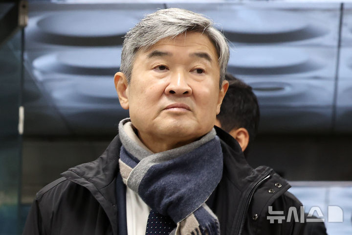 [서울=뉴시스] 조성우 기자 = 조태용 전 국가정보원장이 11일 오전 서울 서초구 서울중앙지방법원에서 열린 구속 전 피의자 심문(영장실질심사)에 출석하고 있다.조 전 원장은 국가정보원법상 정치 관여 금지 위반, 직무 유기, 위증, 증거인멸, 허위 공문서 작성 및 허위 작성 공문서 행사, 국회에서의 증언·감정 등에 관한 법률 위반 등 혐의를 받는다. 2025.11.11. xconfind@newsis.com