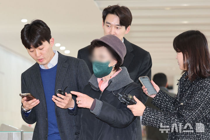 [서울=뉴시스] 권창회 기자 = 윤석열 전 대통령 부인 김건희 여사의 모친 최은순 씨가 11일 오전 서울 종로구 KT광화문빌딩 웨스트에 마련된 김건희 여사 관련 의혹을 수사하는 민중기 특별검사 사무실에 피의자 신분으로 출석하고 있다. 2025.11.11. kch0523@newsis.com