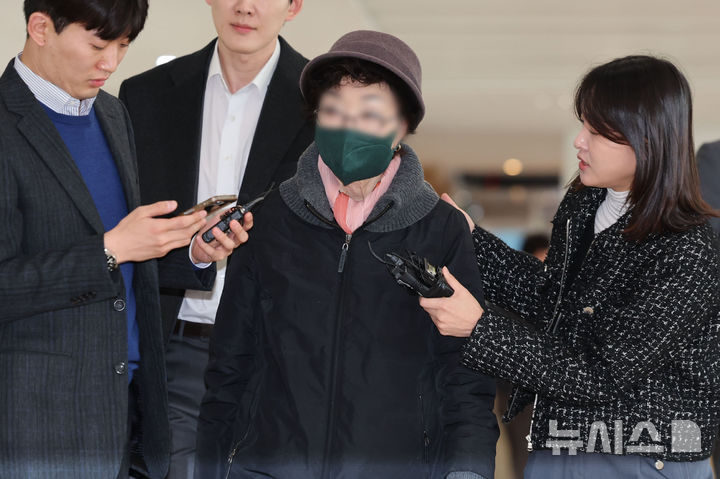 [서울=뉴시스] 권창회 기자 = 윤석열 전 대통령 부인 김건희 여사의 모친 최은순 씨가 지난 11일 오전 서울 종로구 KT광화문빌딩 웨스트에 마련된 김건희 여사 관련 의혹을 수사하는 민중기 특별검사 사무실에 피의자 신분으로 출석하고 있다. 2025.11.11. kch0523@newsis.com