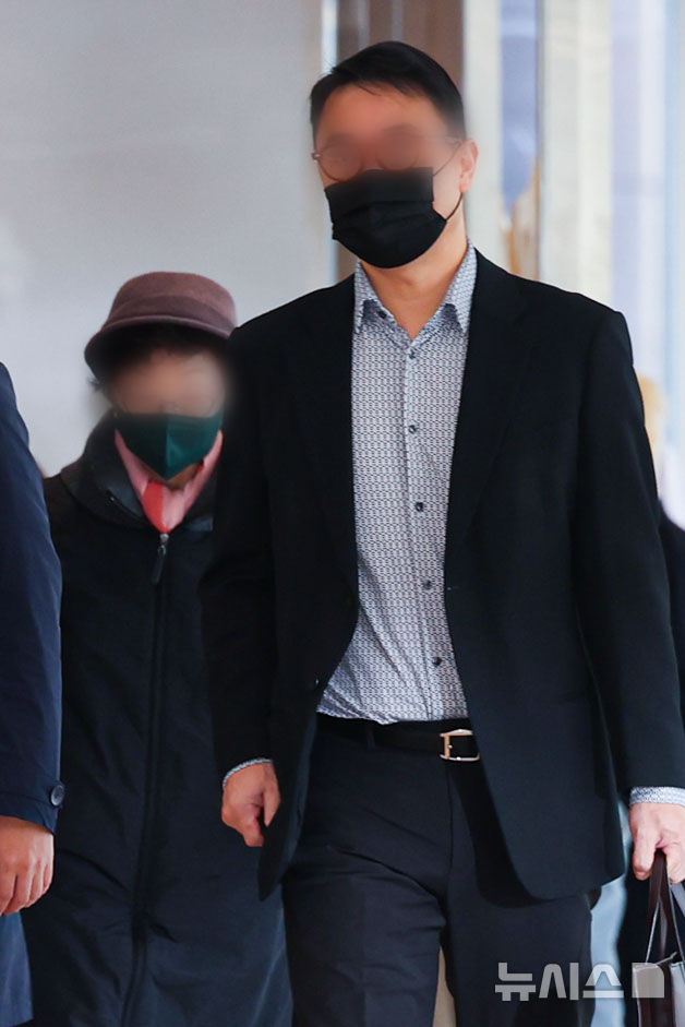 [서울=뉴시스] 권창회 기자 = 윤석열 전 대통령 부인 김건희 여사의 모친 최은순(왼쪽) 씨와 오빠 김진우(오른쪽) 씨가 11일 오전 서울 종로구 KT광화문빌딩 웨스트에 마련된 김건희 여사 관련 의혹을 수사하는 민중기 특별검사 사무실에 피의자 신분으로 출석하고 있다. 2025.11.11. kch0523@newsis.com