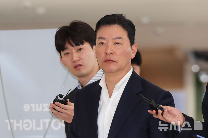 [서울=뉴시스] 권창회 기자 = 김성훈 전 대통령실 경호처 차장이 11일 오전 서울 종로구 KT광화문빌딩 웨스트에 마련된 김건희 여사 관련 의혹을 수사하는 민중기 특별검사 사무실에 출석하고 있다. 2025.11.11. kch0523@newsis.com