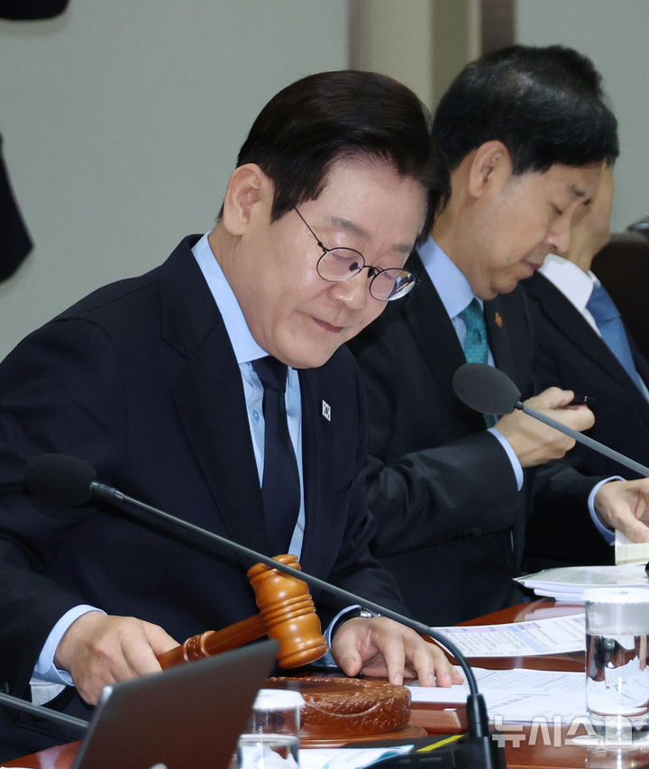[서울=뉴시스] 최동준 기자 = 이재명 대통령이 11일 서울 용산 대통령실 청사에서 열린 국무회의에서 의사봉을 두드리며 개회 선언을 하고 있다. (대통령실통신사진기자단) 2025.11.11. photocdj@newsis.com