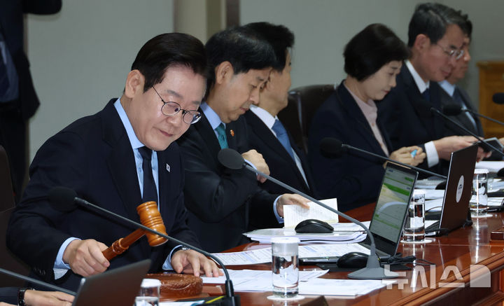 [서울=뉴시스] 최동준 기자 = 이재명 대통령이 11일 서울 용산 대통령실 청사에서 열린 국무회의에서 의사봉을 두드리며 개회 선언을 하고 있다. (대통령실통신사진기자단) 2025.11.11. photocdj@newsis.com