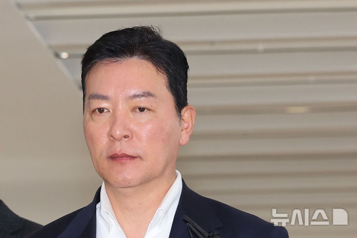 [서울=뉴시스] 권창회 기자 = 김성훈 전 대통령실 경호처 차장이 지난 11일 오전 서울 종로구 KT광화문빌딩 웨스트에 마련된 김건희 여사 관련 의혹을 수사하는 민중기 특별검사 사무실에 출석하고 있다. 2025.11.19. kch0523@newsis.com