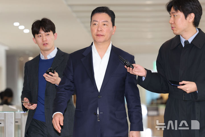 [서울=뉴시스] 윤석열 전 대통령 부부의 '해군 선상 파티' 의혹을 수사하는 특별검사팀이 11일 김성훈 전 대통령경호처 차장에 대한 첫 소환 조사를 약 9시간 만에 마쳤다. 2025.11.11. photo@newsis.com