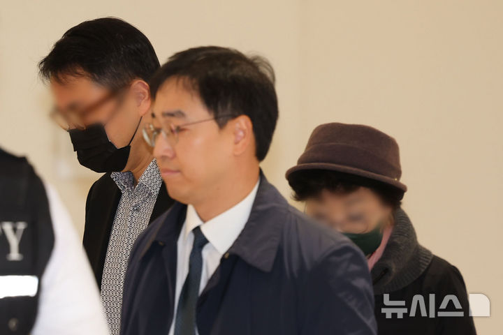 [서울=뉴시스] 권창회 기자 = 윤석열 전 대통령 부인 김건희 여사의 모친 최은순(오른쪽) 씨와 오빠 김진우(왼쪽) 씨가 11일 오전 서울 종로구 KT광화문빌딩 웨스트에 마련된 김건희 여사 관련 의혹을 수사하는 민중기 특별검사 사무실에 피의자 신분으로 출석하고 있다. 2025.11.11. kch0523@newsis.com