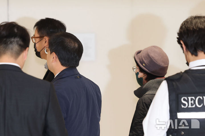 [서울=뉴시스] 권창회 기자 = 윤석열 전 대통령 부인 김건희 여사의 모친 최은순(오른쪽) 씨와 오빠 김진우(왼쪽) 씨가 11일 오전 서울 종로구 KT광화문빌딩 웨스트에 마련된 김건희 여사 관련 의혹을 수사하는 민중기 특별검사 사무실에 피의자 신분으로 출석하고 있다. 2025.11.11. kch0523@newsis.com