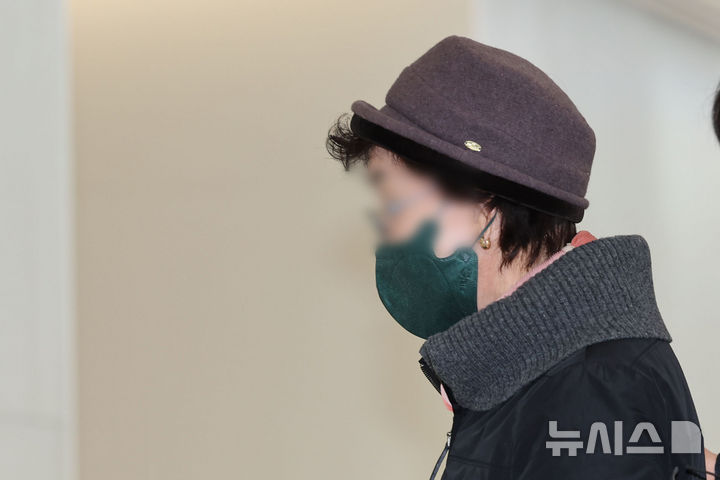 [서울=뉴시스] 권창회 기자 = 윤석열 전 대통령 부인 김건희 여사의 모친 최은순 씨가 11일 오전 서울 종로구 KT광화문빌딩 웨스트에 마련된 김건희 여사 관련 의혹을 수사하는 민중기 특별검사 사무실에 피의자 신분으로 출석하고 있다. 2025.11.11. kch0523@newsis.com