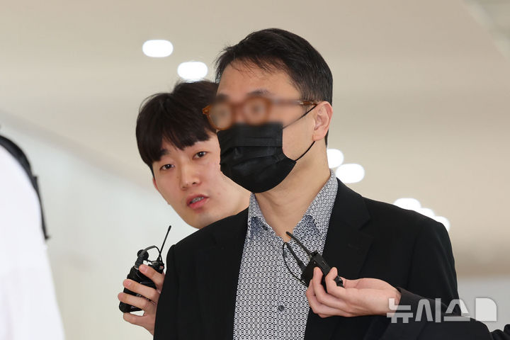 [서울=뉴시스] 권창회 기자 = 윤석열 전 대통령 부인 김건희 여사의 오빠 김진우 씨가 지난 11일 오전 서울 종로구 KT광화문빌딩 웨스트에 마련된 김건희 여사 관련 의혹을 수사하는 민중기 특별검사 사무실에 피의자 신분으로 출석하고 있다. 2025.11.11. kch0523@newsis.com