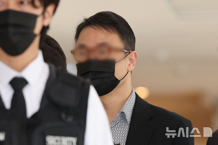 [서울=뉴시스] 권창회 기자 = 윤석열 전 대통령 부인 김건희 여사의 오빠 김진우 씨가 지난 11일 오전 서울 종로구 KT광화문빌딩 웨스트에 마련된 김건희 여사 관련 의혹을 수사하는 민중기 특별검사 사무실에 피의자 신분으로 출석하고 있다. 2025.11.11. kch0523@newsis.com