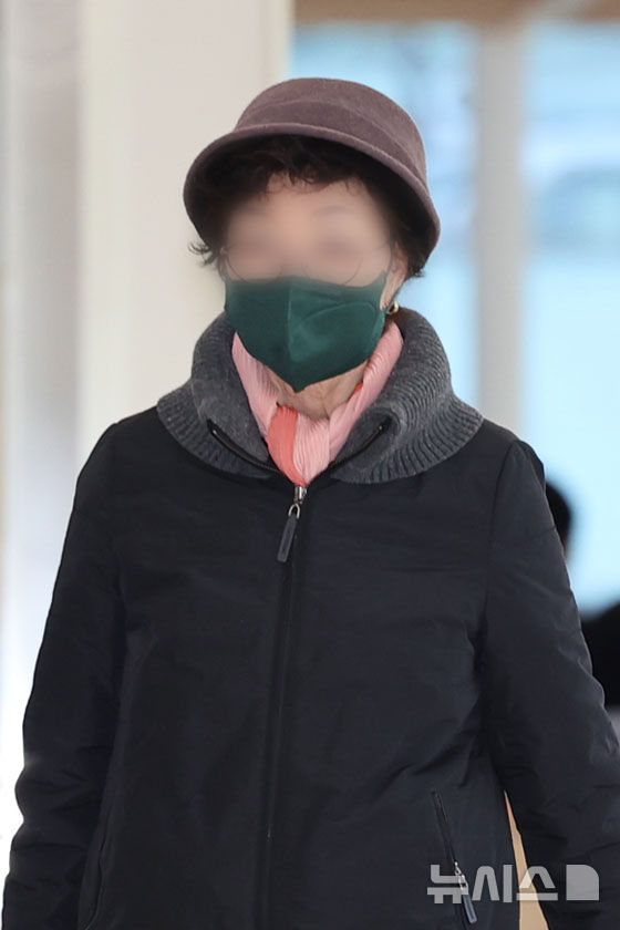 [서울=뉴시스] 권창회 기자 = 윤석열 전 대통령 부인 김건희 여사의 모친 최은순 씨가 11일 오전 서울 종로구 KT광화문빌딩 웨스트에 마련된 김건희 여사 관련 의혹을 수사하는 민중기 특별검사 사무실에 피의자 신분으로 출석하고 있다. 2025.11.11. kch0523@newsis.com