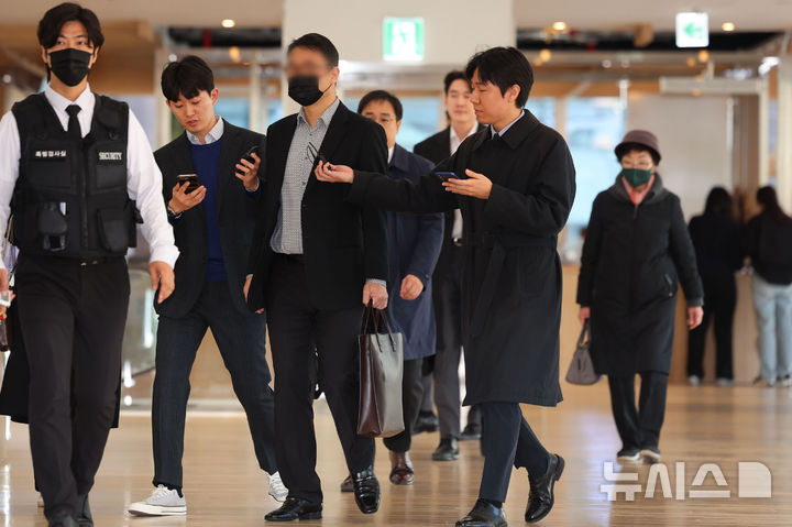 [서울=뉴시스] 권창회 기자 = 윤석열 전 대통령 부인 김건희 여사의 모친 최은순(오른쪽) 씨와 오빠 김진우(왼쪽) 씨가 11일 오전 서울 종로구 KT광화문빌딩 웨스트에 마련된 김건희 여사 관련 의혹을 수사하는 민중기 특별검사 사무실에 피의자 신분으로 출석하고 있다. 2025.11.11. kch0523@newsis.com