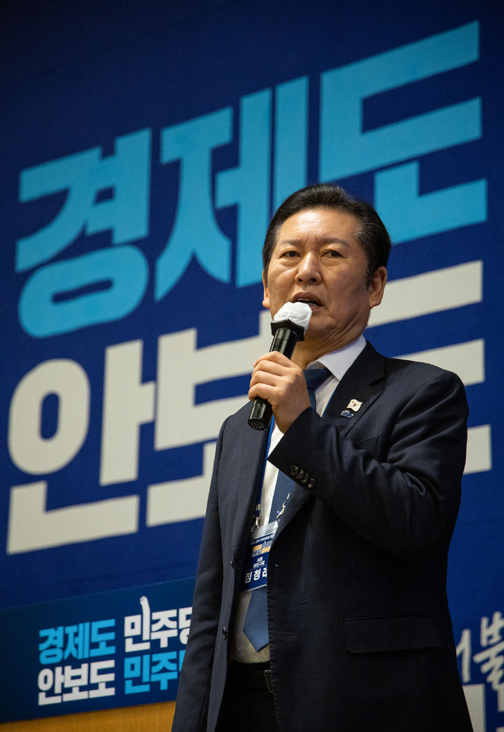 [서울=뉴시스] 고승민 기자 = 정청래 더불어민주당 대표가 11일 경기 광주 곤지암리조트에서 열린 2025년 전국지역위원장 워크숍에서 마무리 발언을 하고 있다. (사진=더불어민주당 제공) 2025.11.11. photo@newsis.com *재판매 및 DB 금지