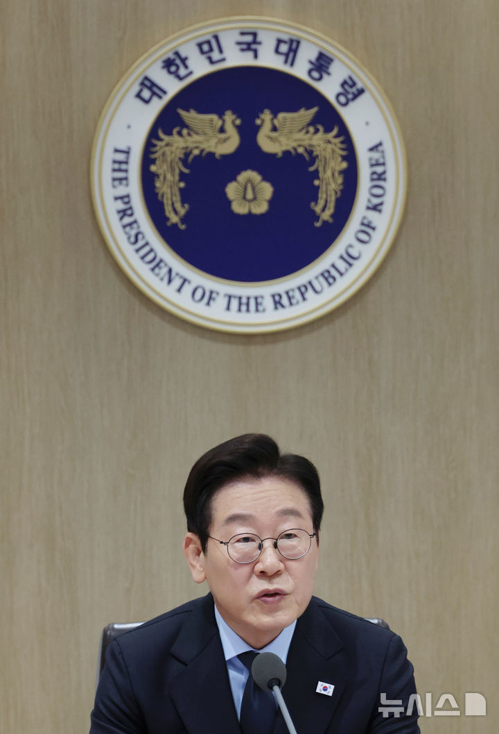 [서울=뉴시스] 최동준 기자 = 이재명 대통령이 11일 서울 용산 대통령실 청사에서 열린 국무회의에서 발언하고 있다. (대통령실통신사진기자단) 2025.11.11. photocdj@newsis.com