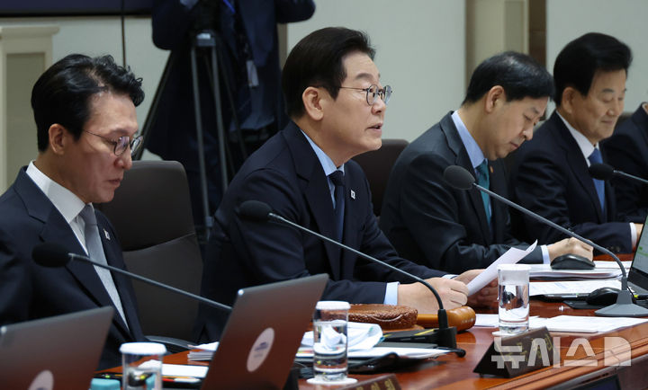 [서울=뉴시스] 최동준 기자 = 이재명 대통령이 11일 서울 용산 대통령실 청사에서 열린 국무회의에서 발언하고 있다. (대통령실통신사진기자단) 2025.11.11. photocdj@newsis.com