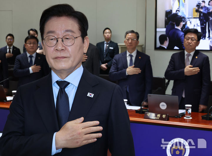 [서울=뉴시스] 최동준 기자 = 이재명 대통령이 11일 서울 용산 대통령실 청사에서 열린 국무회의에서 정성호 법무부 장관, 최교진 교육부 장관을 비롯한 참석자들과 국민의례를 하고 있다. (대통령실통신사진기자단) 2025.11.11. photocdj@newsis.com