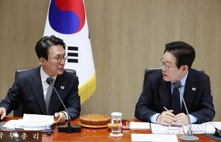 [서울=뉴시스] 최동준 기자 = 이재명 대통령과 김민석 국무총리가 11일 서울 용산 대통령실 청사에서 열린 국무회의에서 대화하고 있다. (대통령실통신사진기자단) 2025.11.11. photocdj@newsis.com