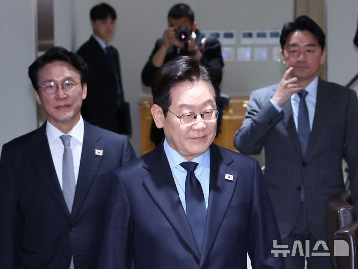 [서울=뉴시스] 최동준 기자 = 이재명 대통령이 11일 서울 용산 대통령실 청사에서 열린 국무회의에 입장하고 있다. (대통령실통신사진기자단) 2025.11.11. photocdj@newsis.com