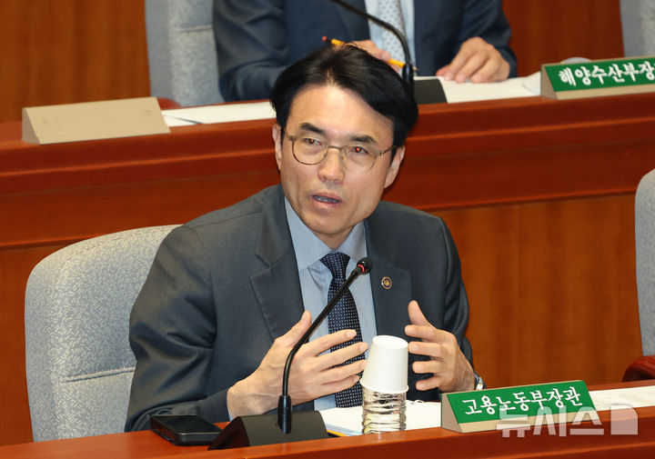 [서울=뉴시스] 고승민 기자 = 권창준 고용노동부 차관이 11일 서울 여의도 국회에서 열린 예산결산특별위원회 제6차 전체회의에서 의원 질의에 답하고 있다. 2025.11.11. kkssmm99@newsis.com